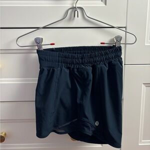 Lulu Lemon Low-Rise Hotty Hot Lined 4” - SIZE 6